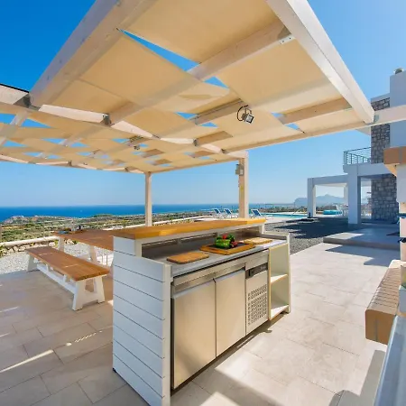 Beautiful With Infinity Pool And Sea View