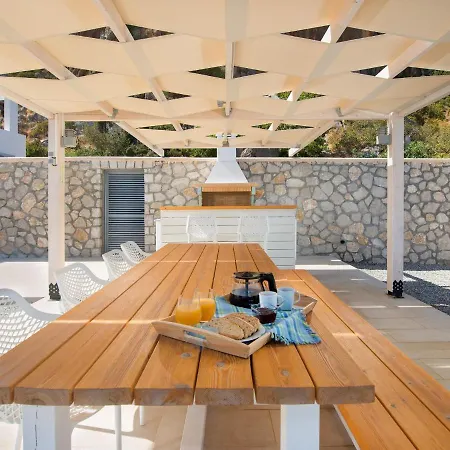 Beautiful With Infinity Pool And Sea View Villa *